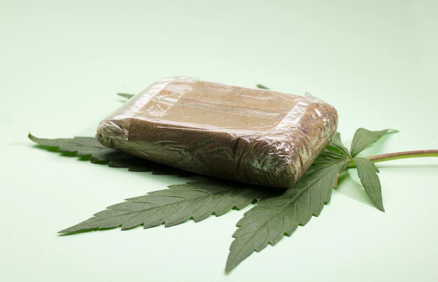 Un comprimé de résine de CBD sur une feuille de marijuana
